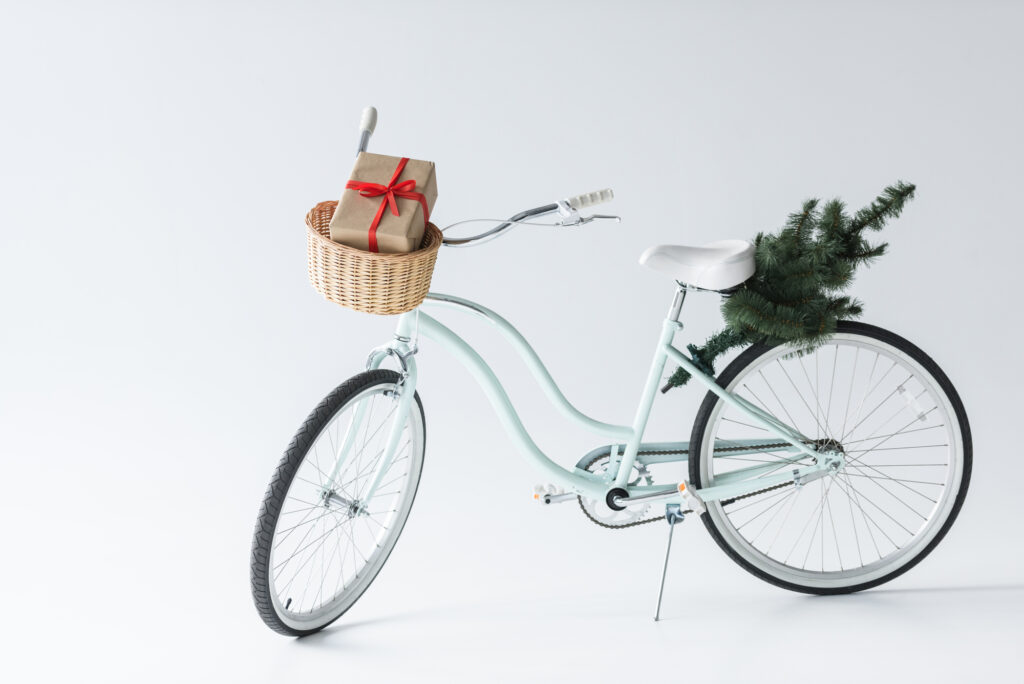Cykel med gave og juletræ
